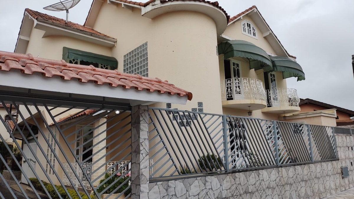 Casa linda e espaçosa em condomínio fechado