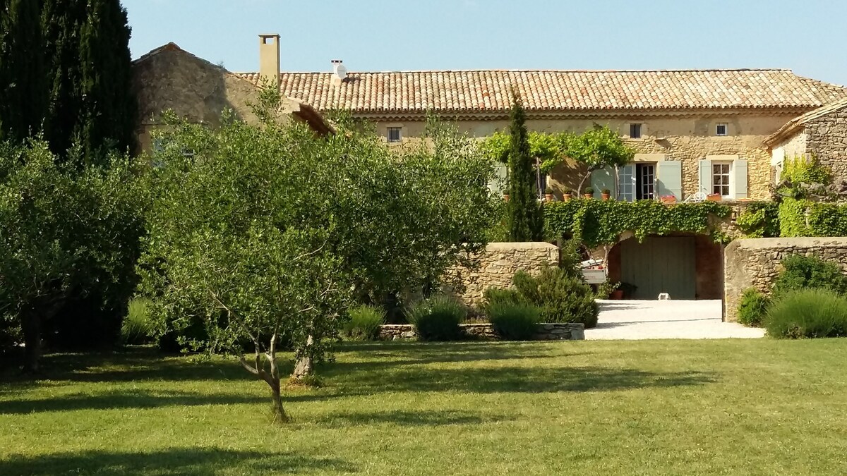 Near Uzes ,mas with swimming pool 10 pax