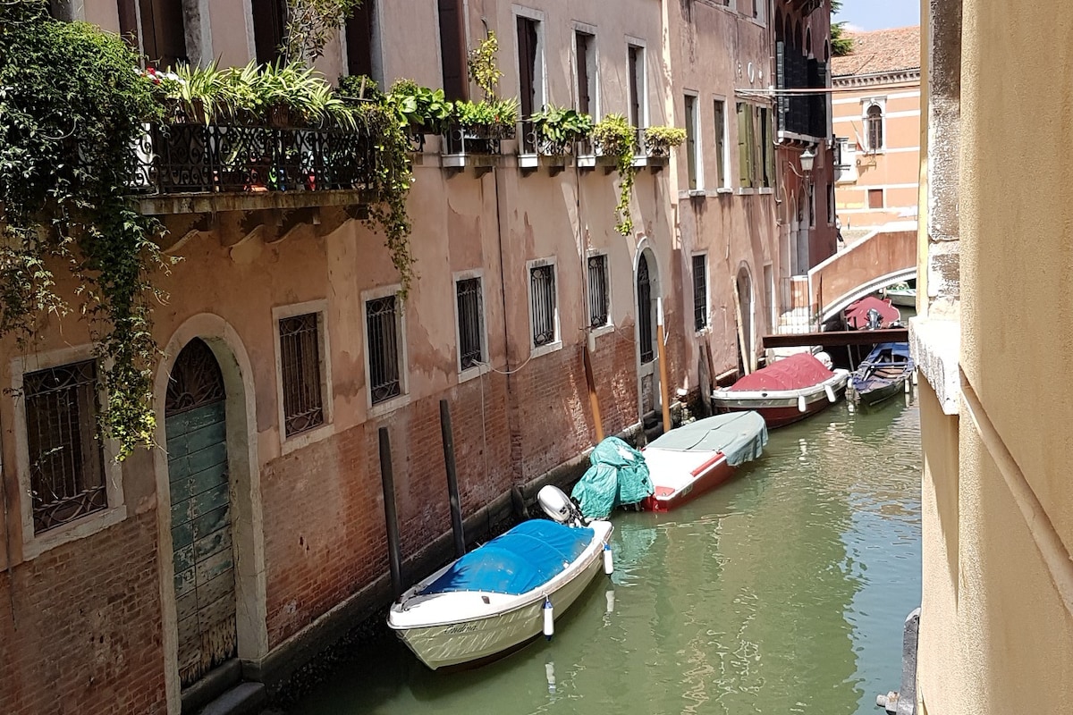 Frari Apartment with Canal View