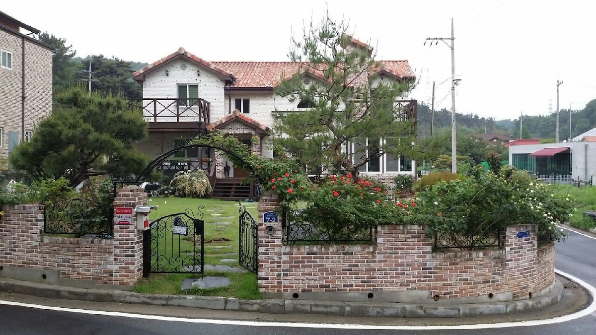 这是多兰多兰（ Dorandoran ） ，位于群山玛丽之家（ Gunsan Marie House ） ，可供4至6人入住。