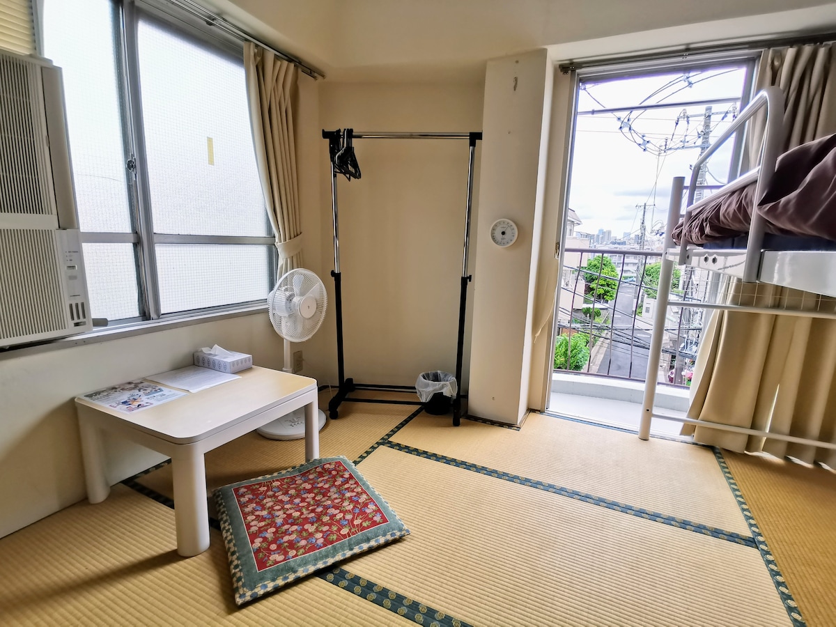 靠近车站，住在昭和的一间日式客房里。提供无线网络的长期折扣！学生歓迎！