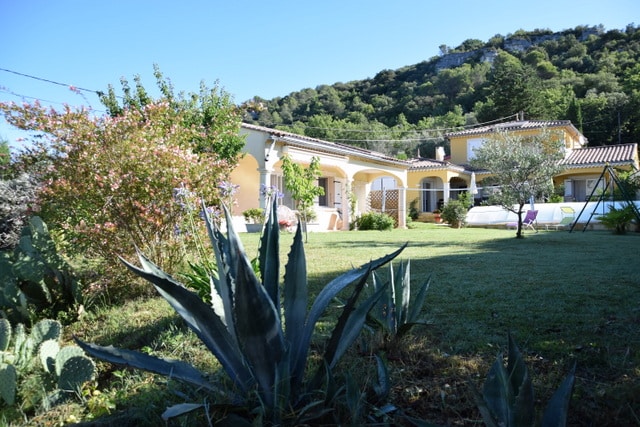 Maisonnette  dans propriété avec piscine