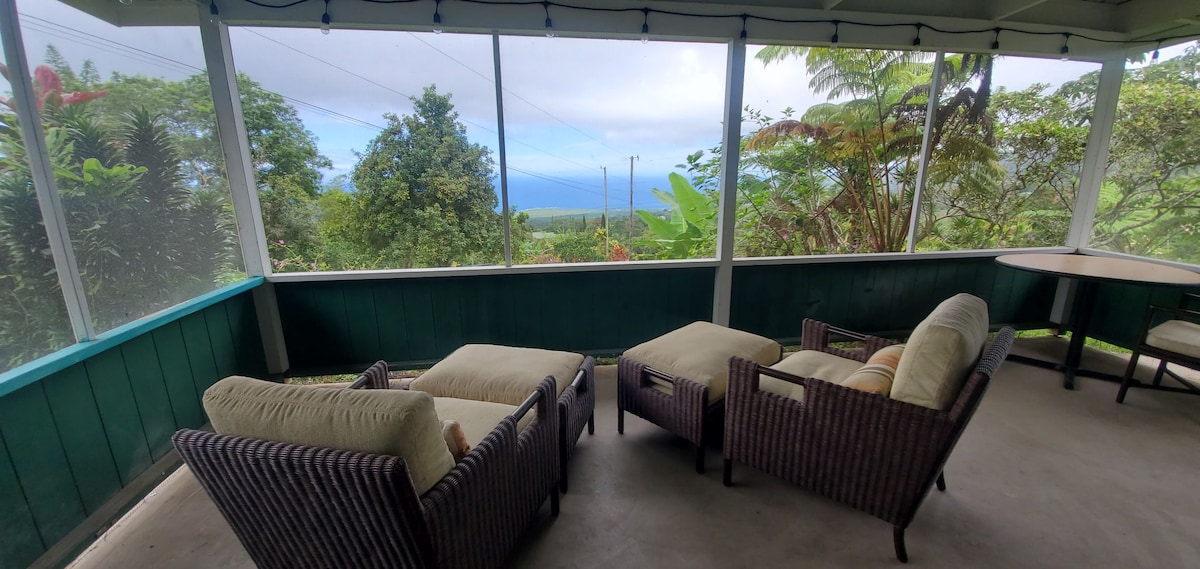 Charming 2-bedroom cottage with large screened lanai and unique view of Kealakekua Bay