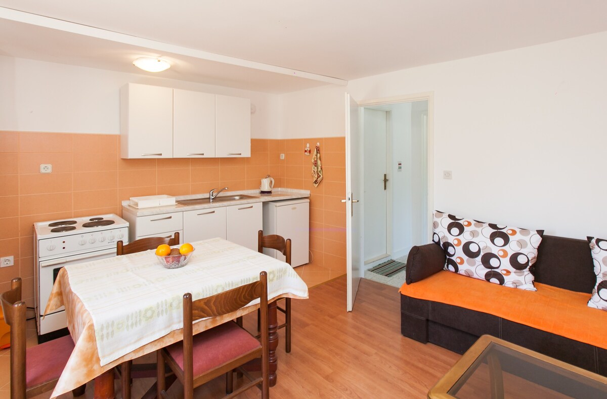橙色公寓-带露台的双卧室公寓