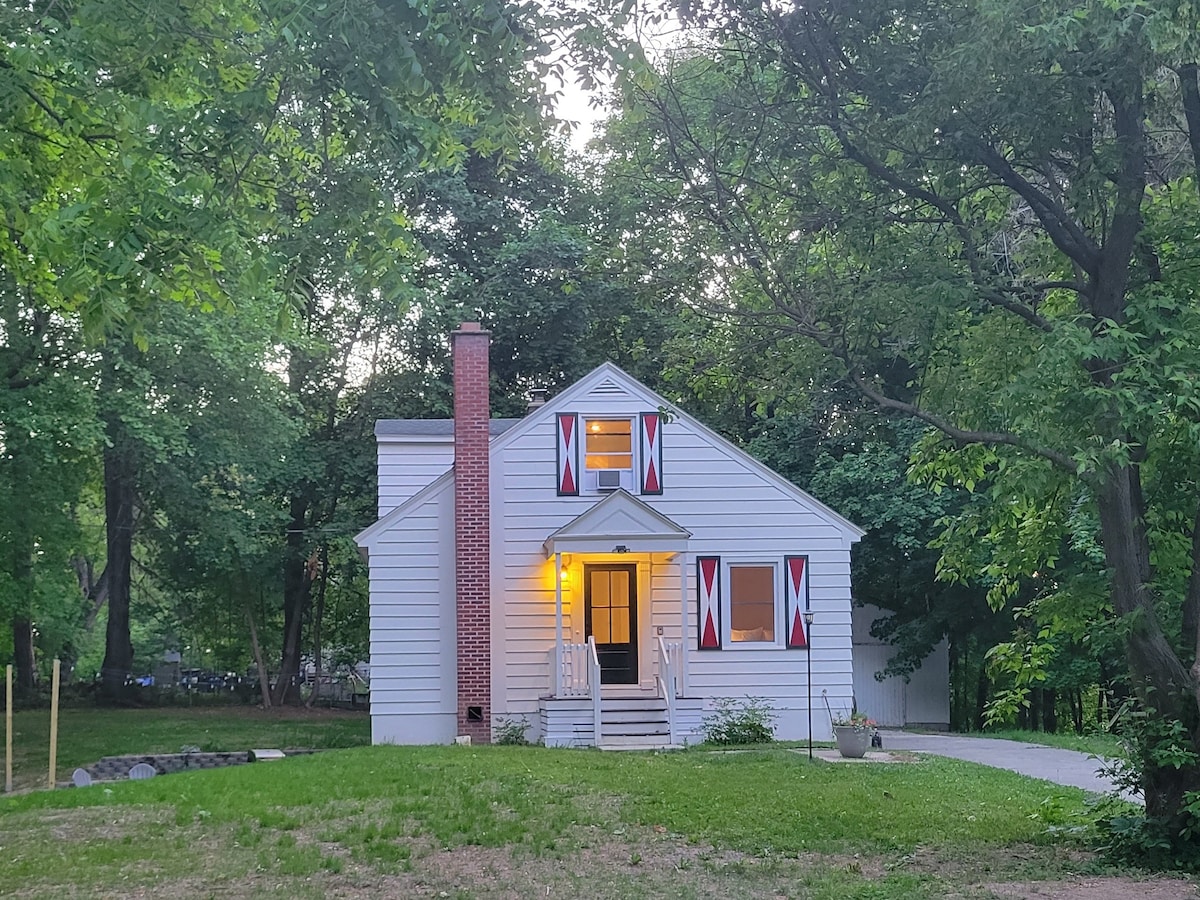 Modern Cottage-Perfect for Groups!