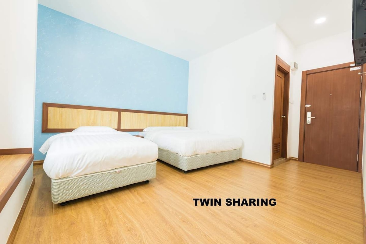 Dream World Inn 1张标准双人床和1间单人卧室