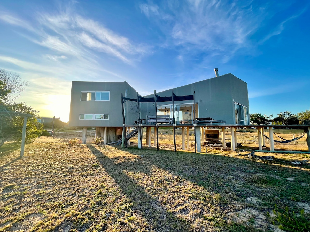 Casa de diseño con vista al mar