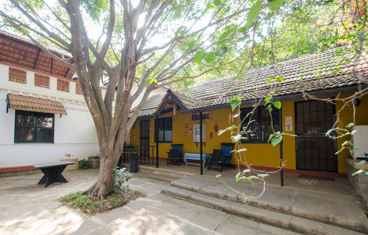 Cheeku: peaceful studio in a farm.