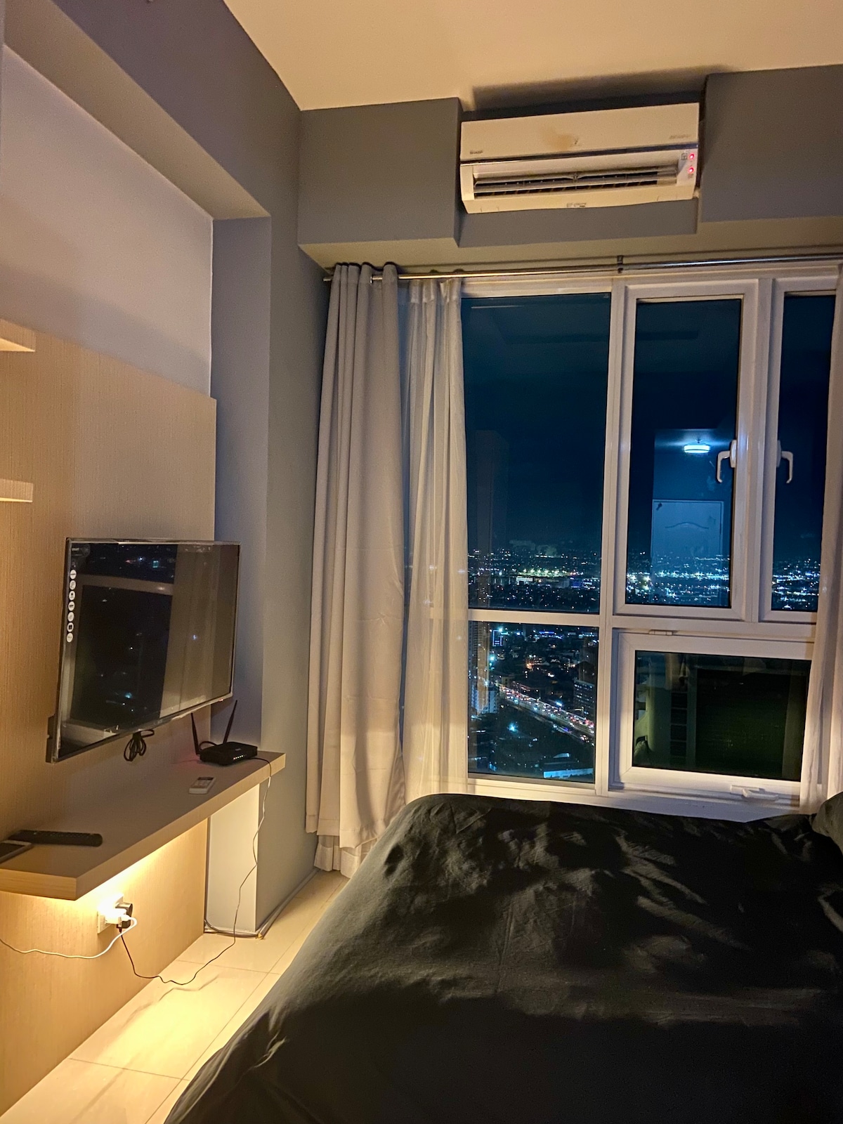 Makati的舒适公寓，配备Netflix、泳池和无线网络