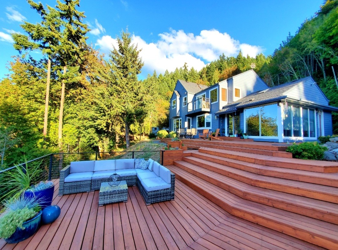 McKenzie River view with massive deck & hot tub