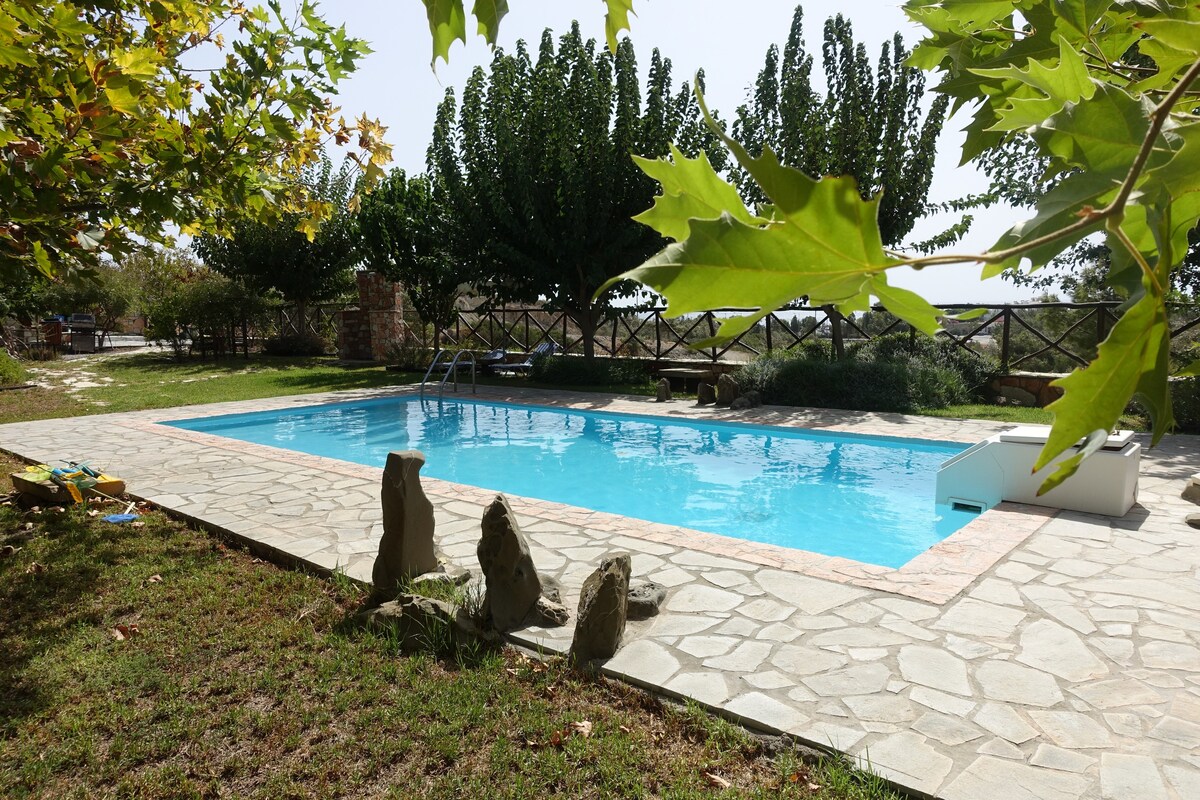 Petroto Apartment with pool & Garden with fruit