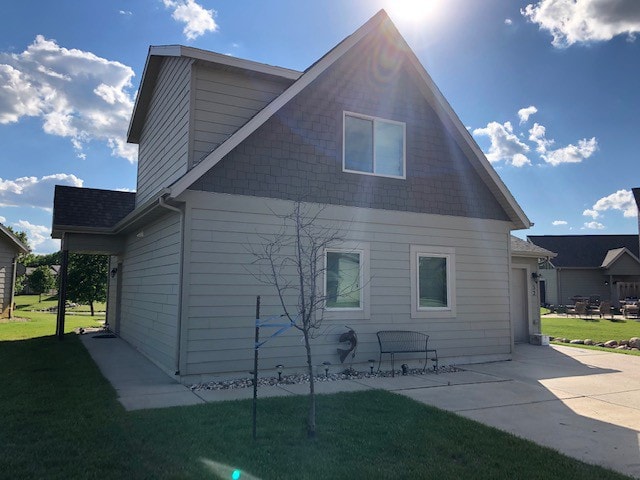 池塘上的Okoboji Bridges Bay Cabin