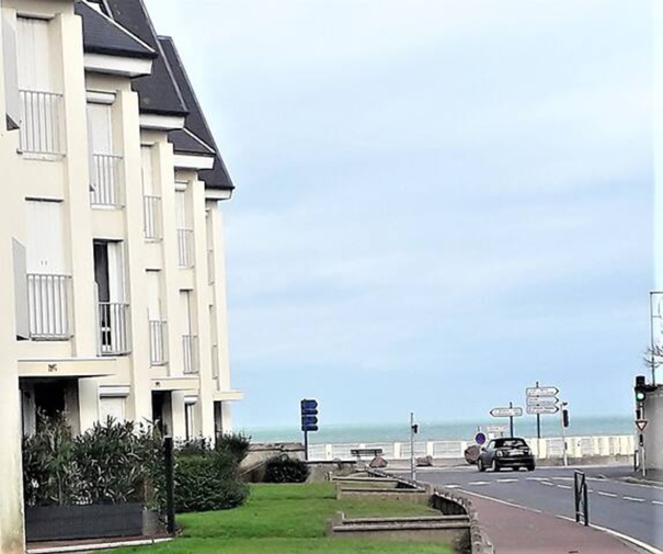 位于Luc-sur-mer的大型翻新单间公寓，距离海边30米