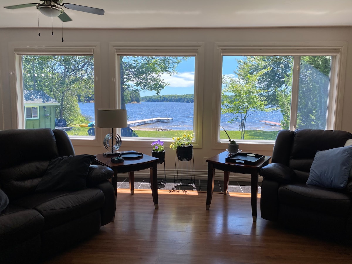 The Lakeshore Oasis - All Season Muskoka Cottage