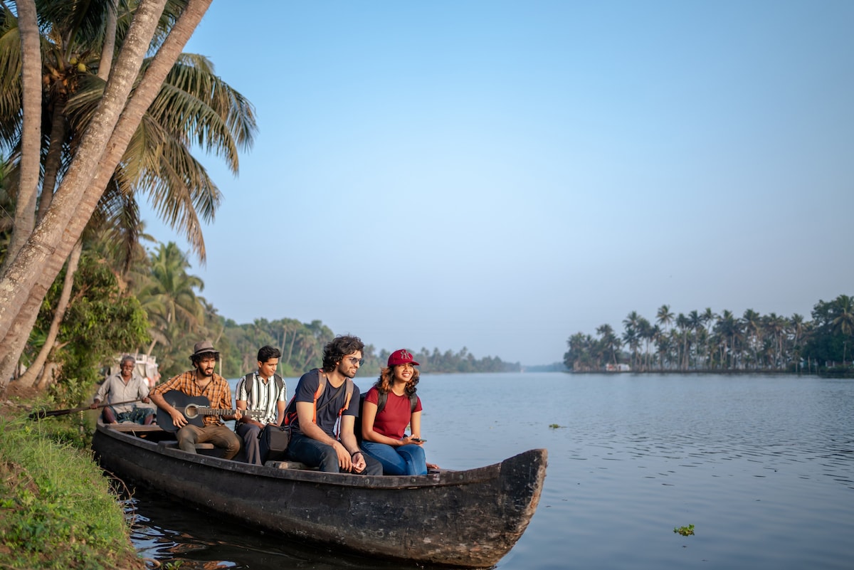 Alleppey Backwater的Riverside Heritage Homestay