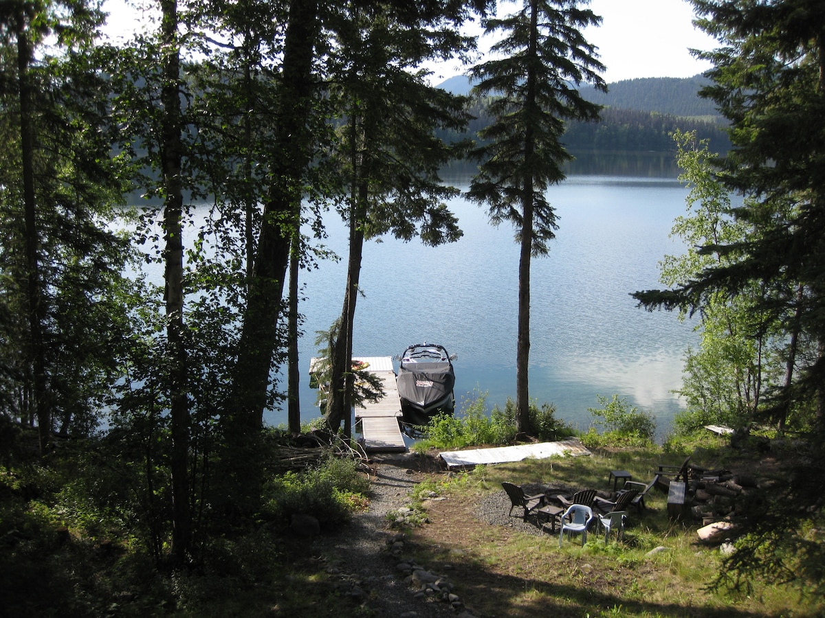 Private Waterfront Cottage on Lac des Roches