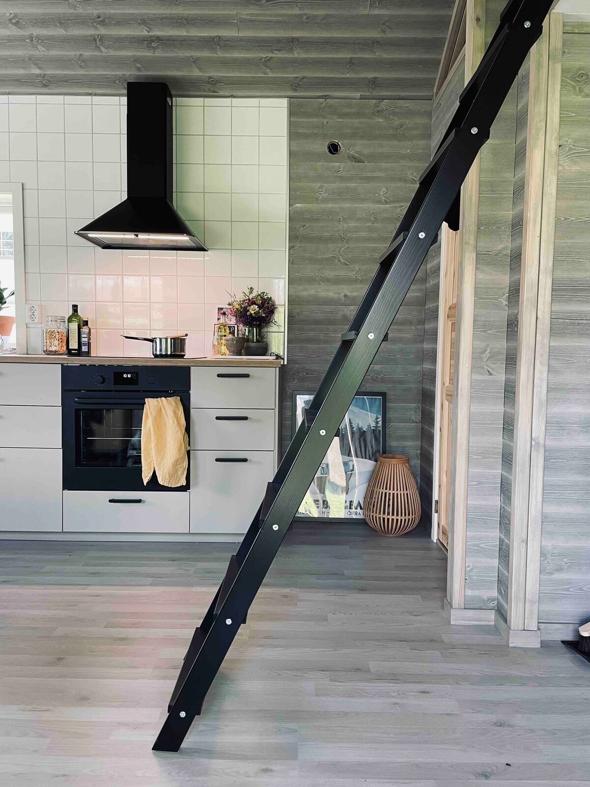 Modern stuga med loft