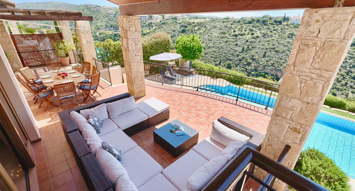 Spacious Villa Helidoni with stunning sea views