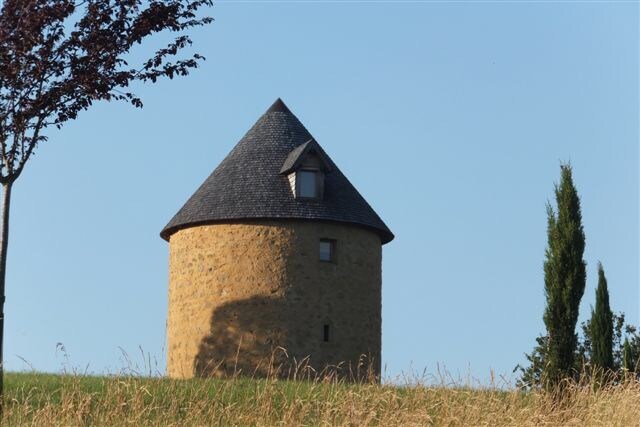 Gîtes Charmant moulin à vent vue sur les Pyrénées