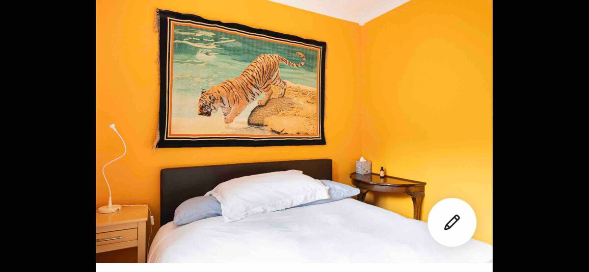 Orange room in Wokingham