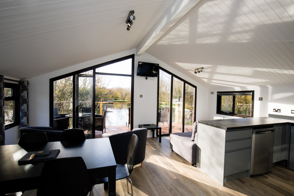 Luxury Wooden Lakeside Lodge CARRION Near Longleat