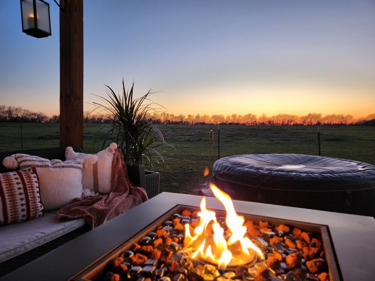 The Perfect Retreat: Modern Tiny Home- Hot Tub