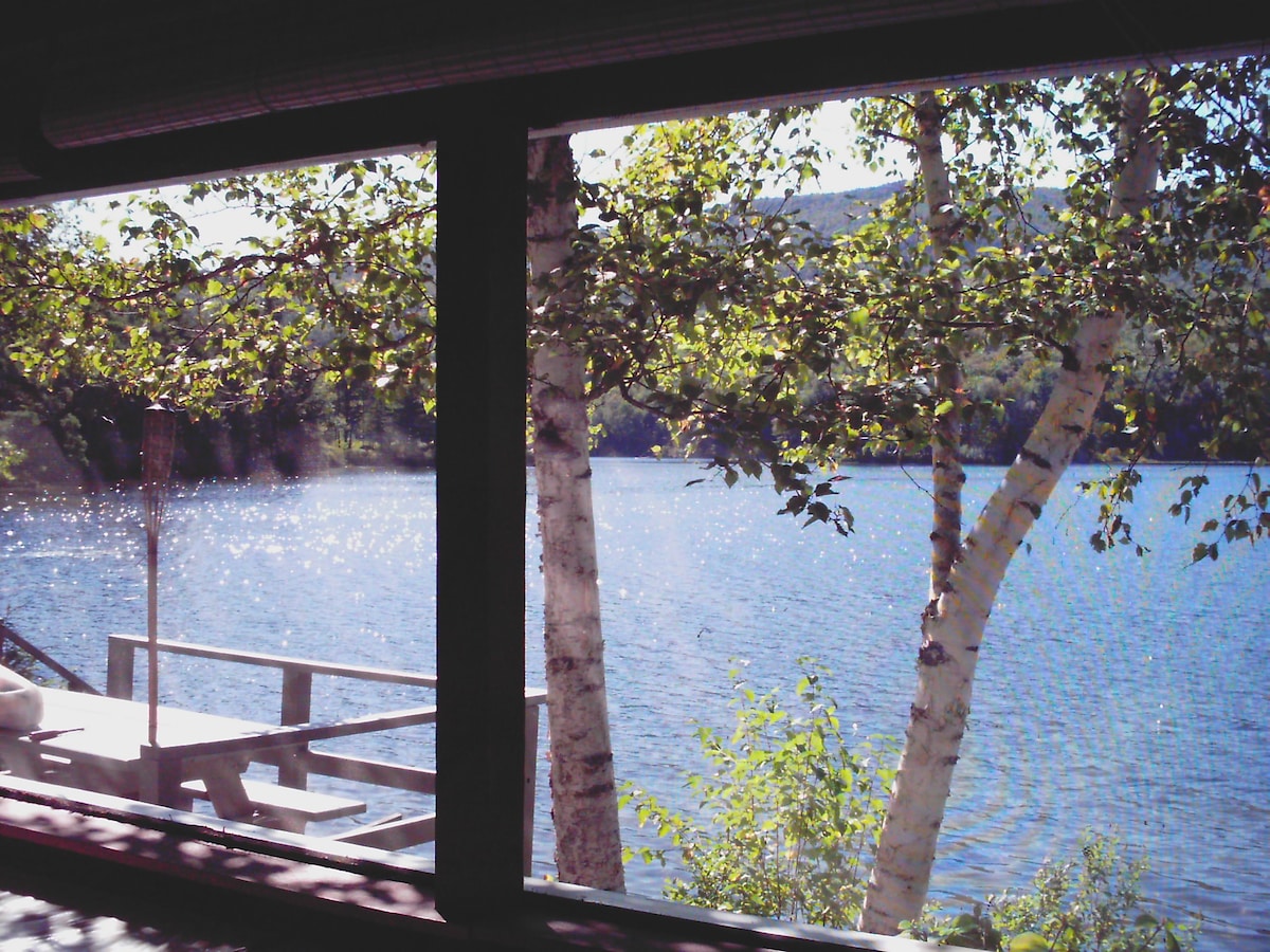 新罕布什尔州幽静的皮尔蒙特湖畔小屋