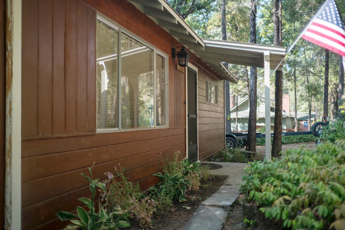 Bass Lake / Yosemite Rustic Cabin on Falls Beach