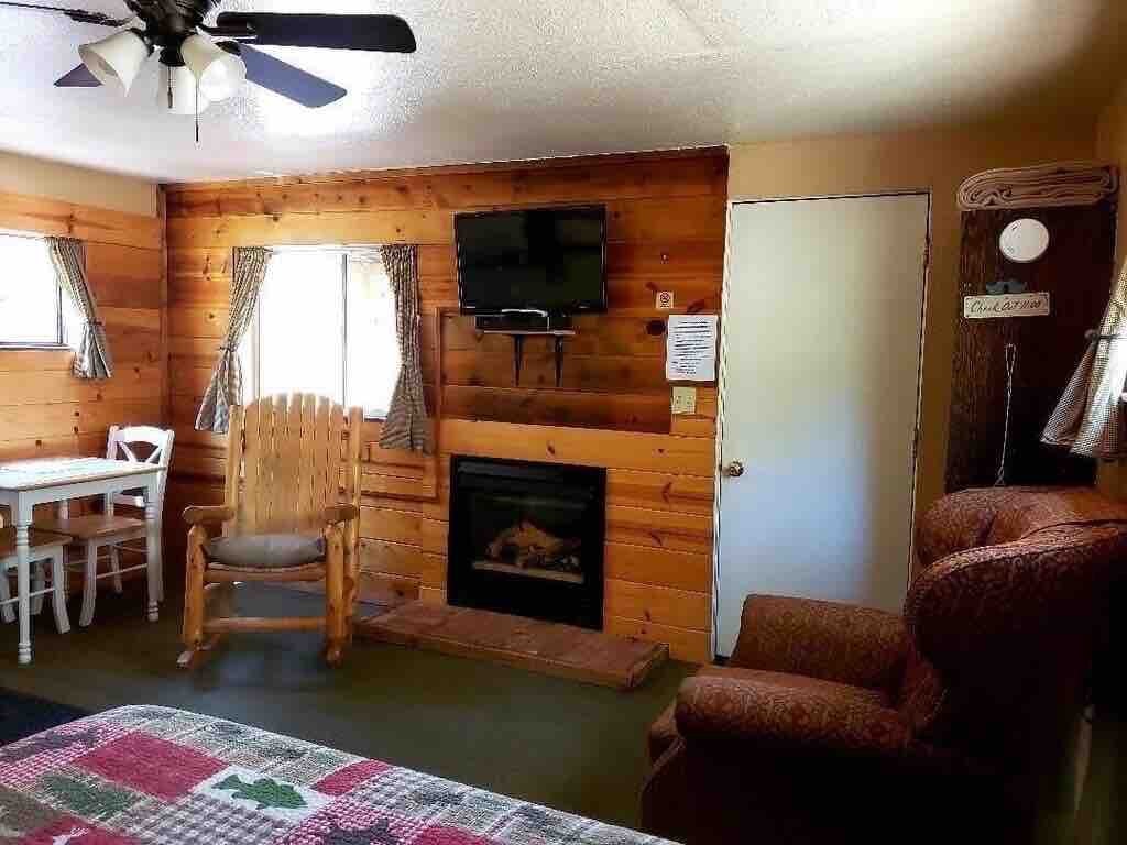 Cabin #3: Queen bed, gas fireplace, kitchen, porch