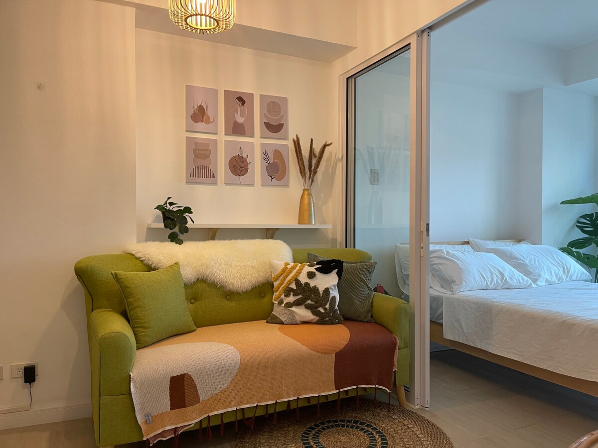 Azure Urban Residences - 1间带阳台的卧室套房。