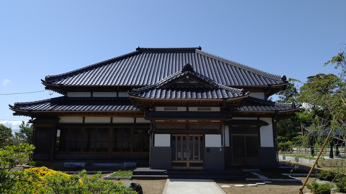 传统的日式房屋，有樱花
