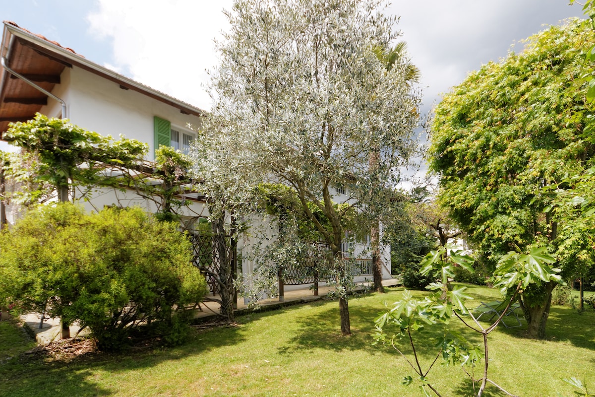 Hic Manebimus Optime, casa con giardino, Biella