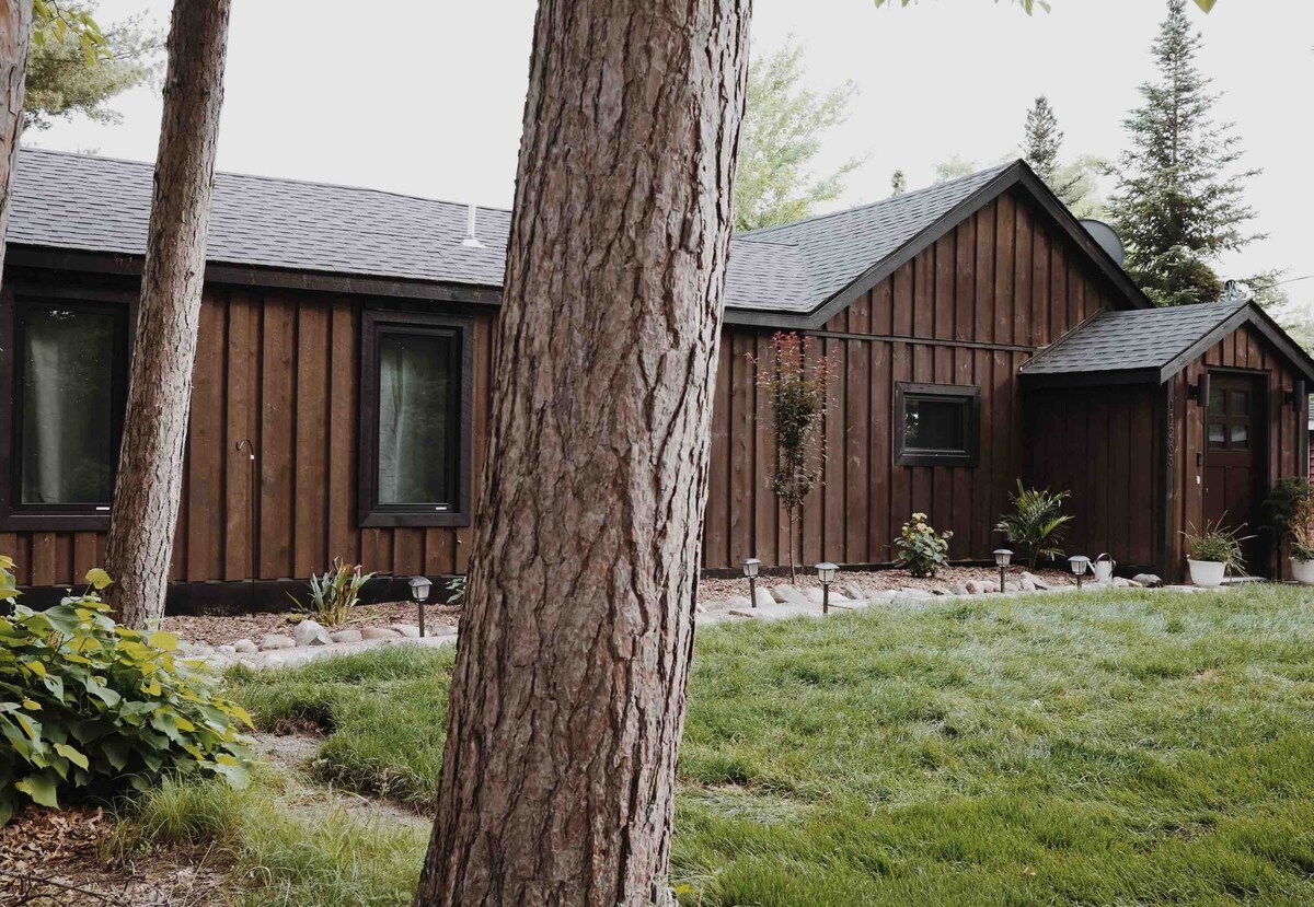 Lakefront cabin retreat-private hot tub w/ a view!