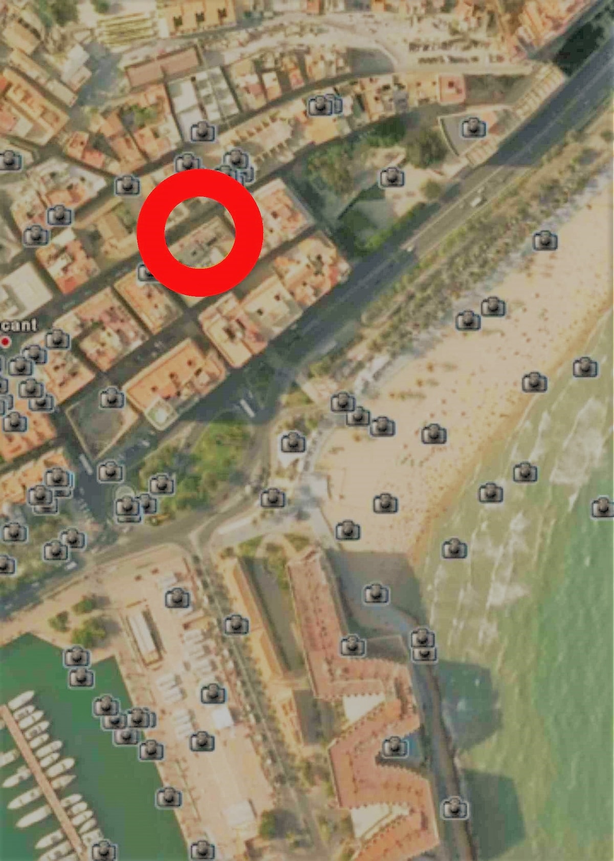 公寓位于市中心，距离海滩仅100米