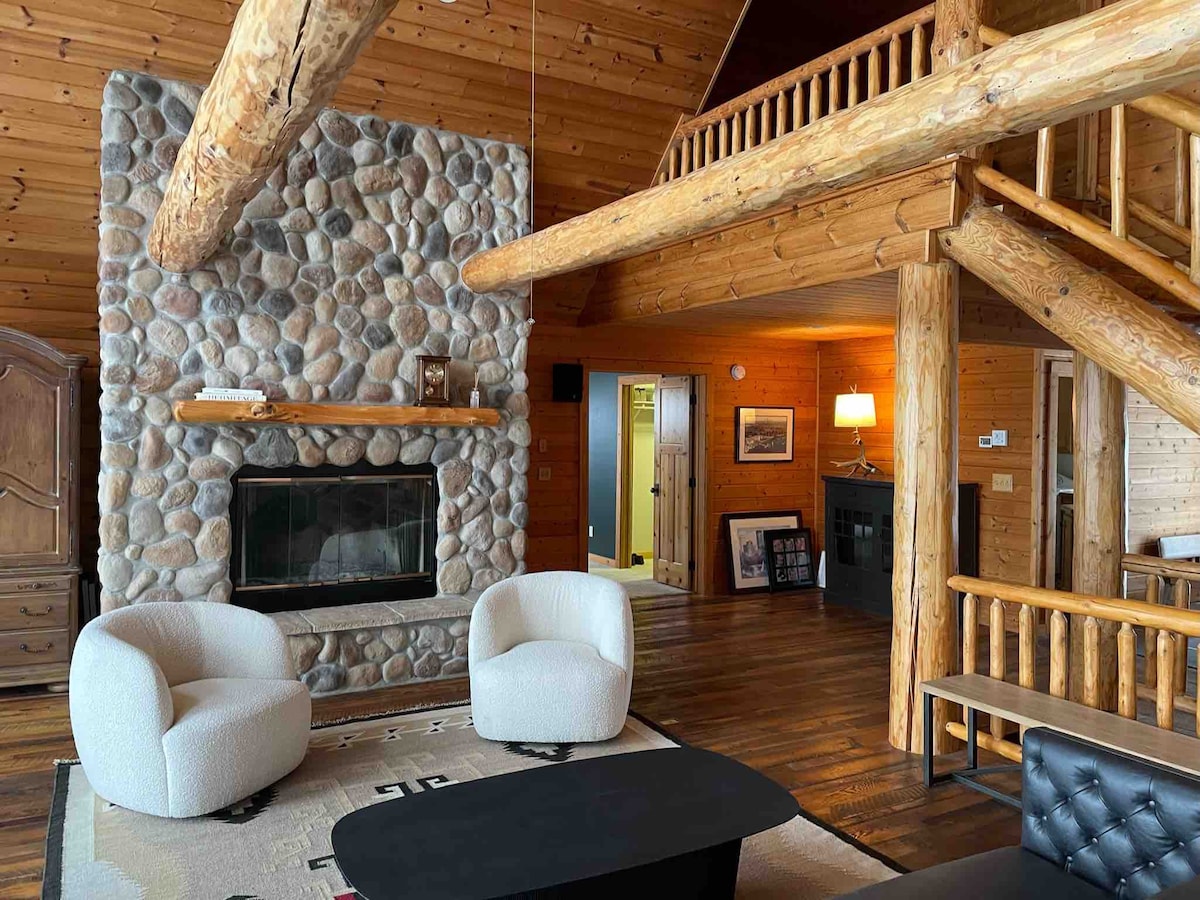 Ultra-Cozy Luxury 5 Bedroom Silver Lake Getaway