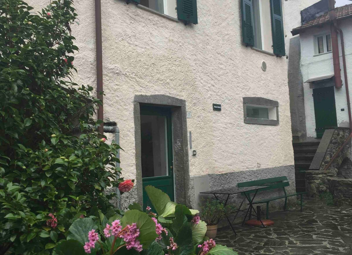 位于五渔村（ Cinque Terre ）安静山镇的利古里亚联排别墅。