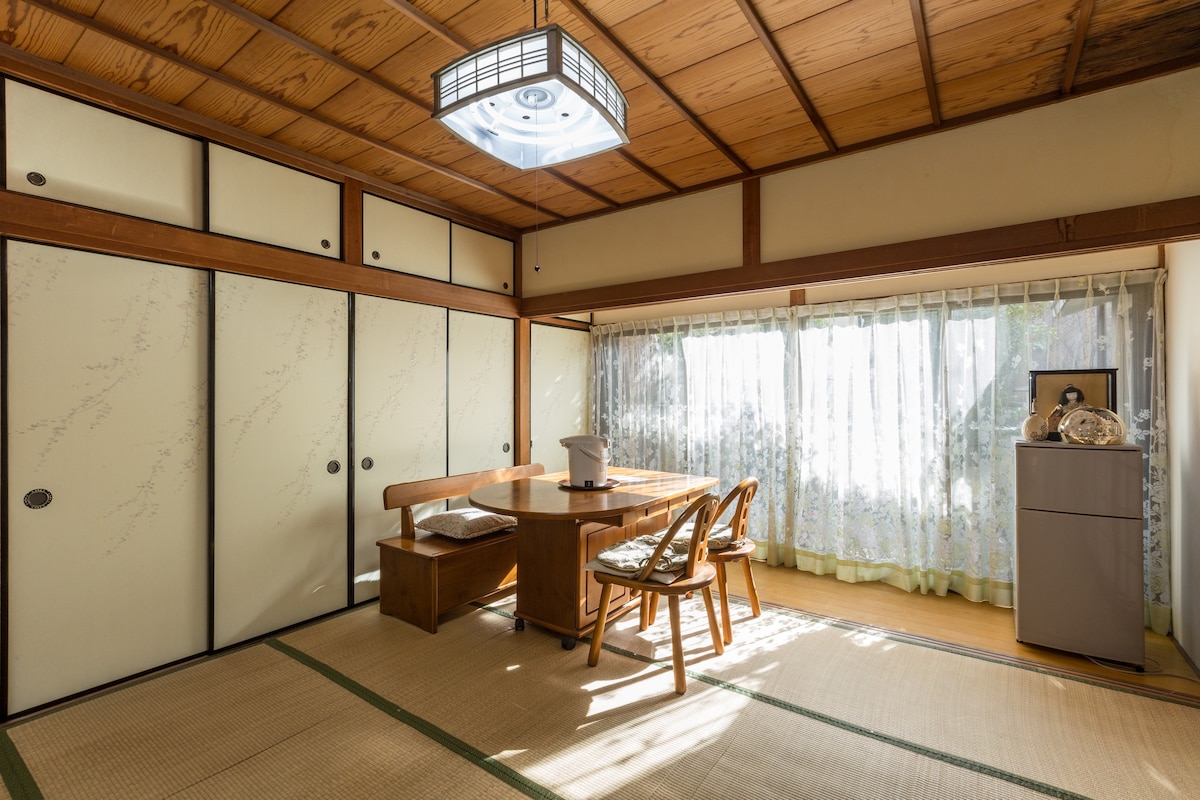 靠近金阁寺（ Kinkaku-ji Temple ）、龙安寺（ Ryu 'an-ji Temple ）、仁和寺（ Ninhwa-ji Temple ） （世界文化遗产）