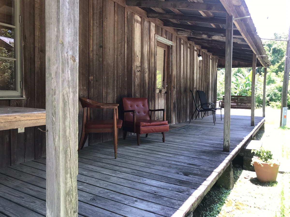 Cajun Cabin at 3 V Tourist Court