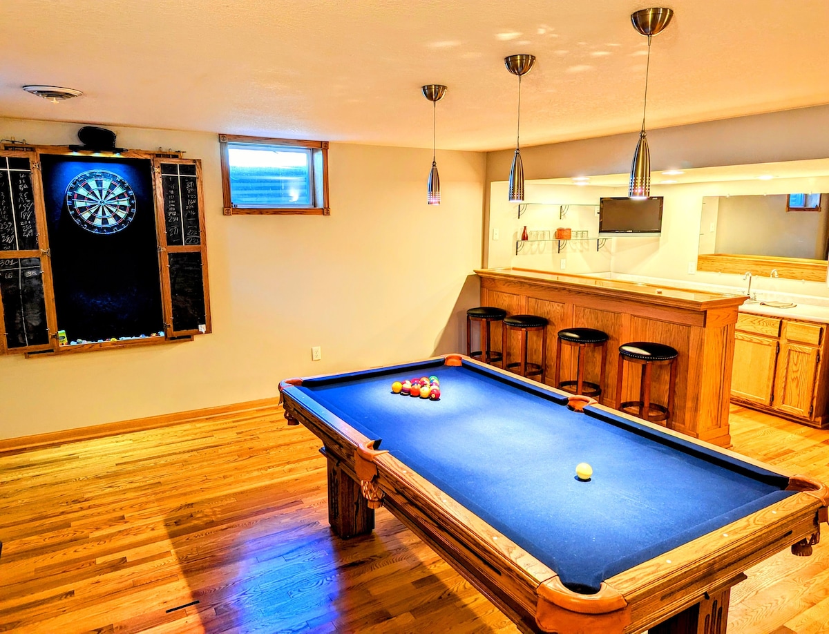 Spacious home w/ game room - Close to everything!
