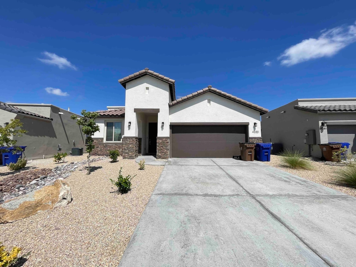 Newly built spacious modern home Las Cruces, NM