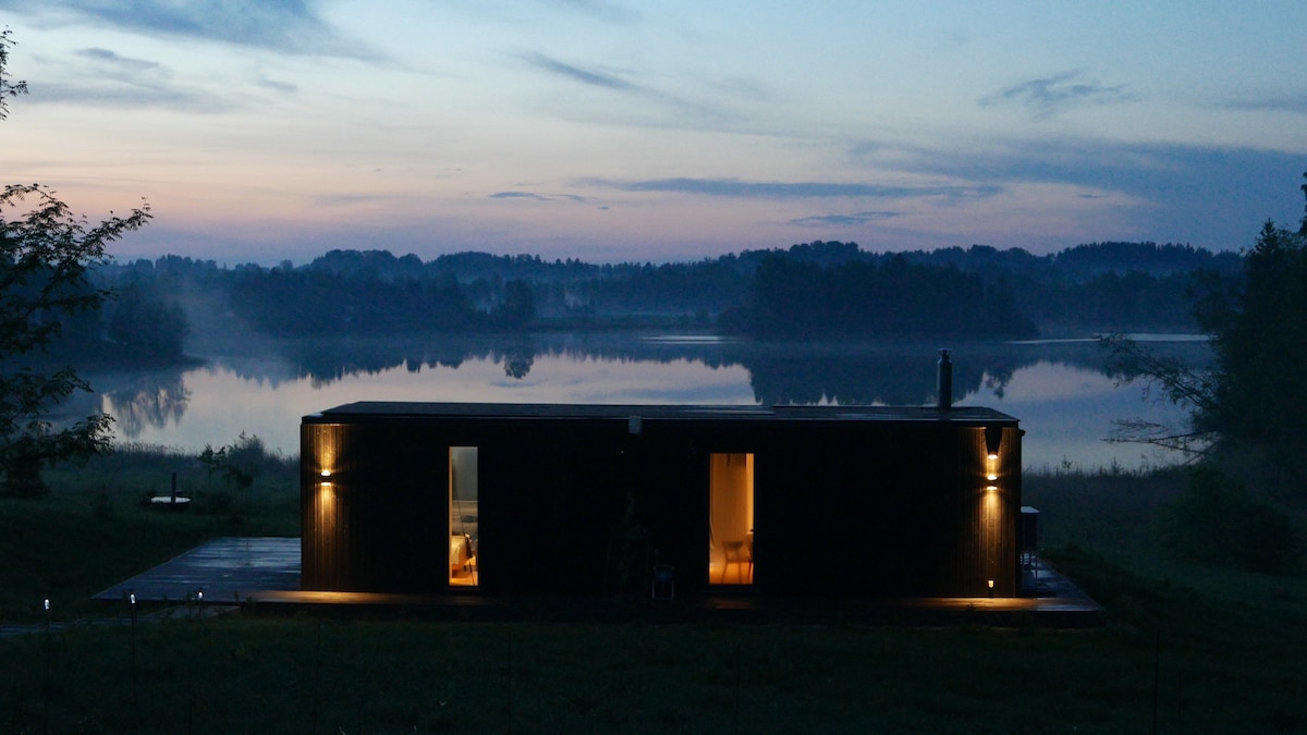 现代设计的湖畔小木屋