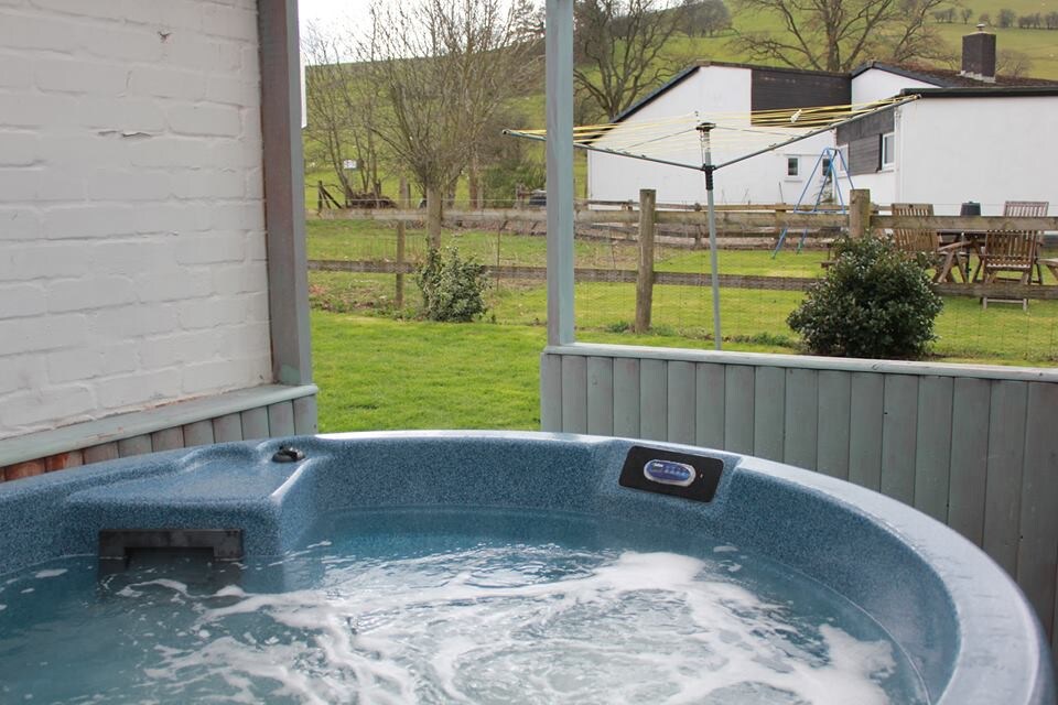 Romantic cottage Tygwyn with all weather Hot Tub.