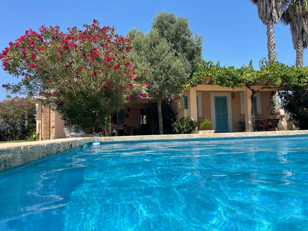 Typical Mallorcan finca - pool, quiet location