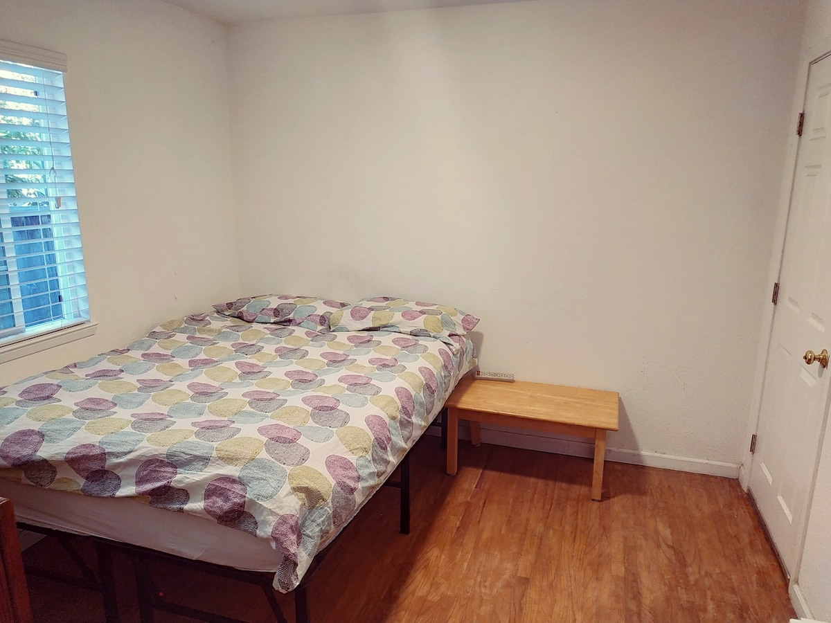 Queen Bed Private Room in Fremont with Parking