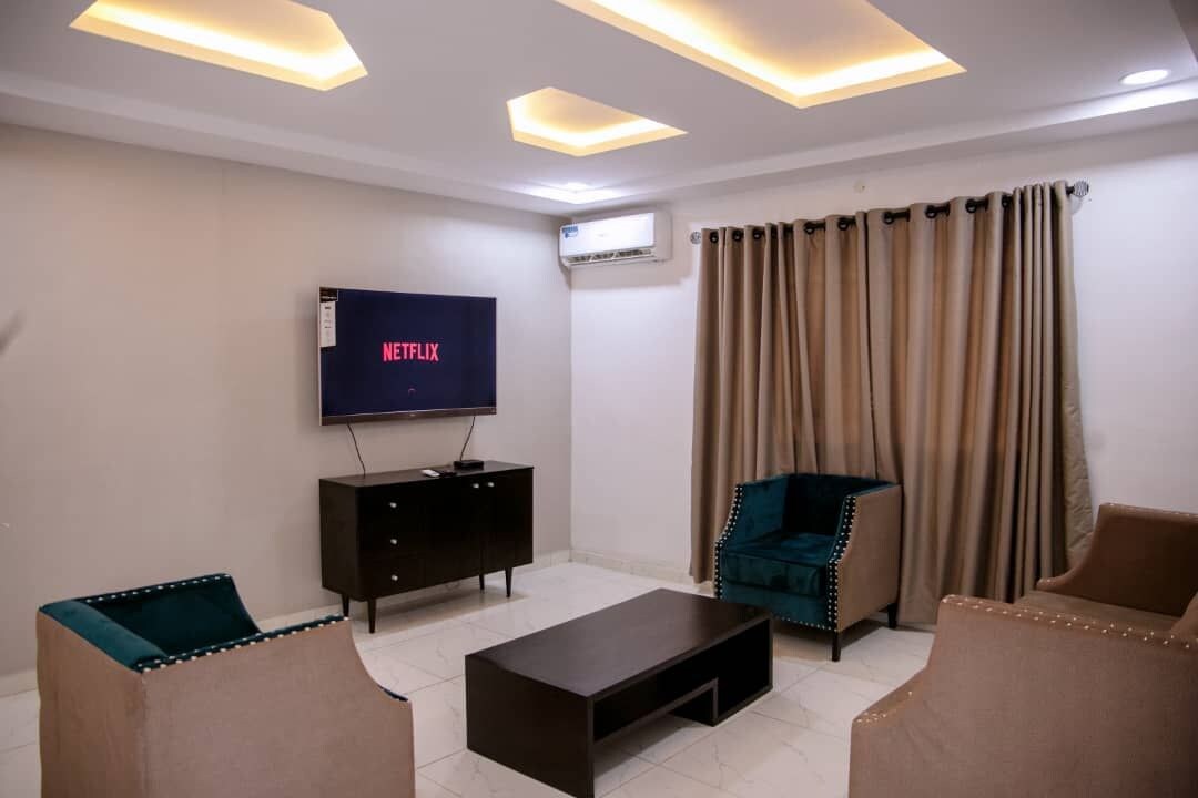 Osogbo可爱的双卧室酒店式公寓。