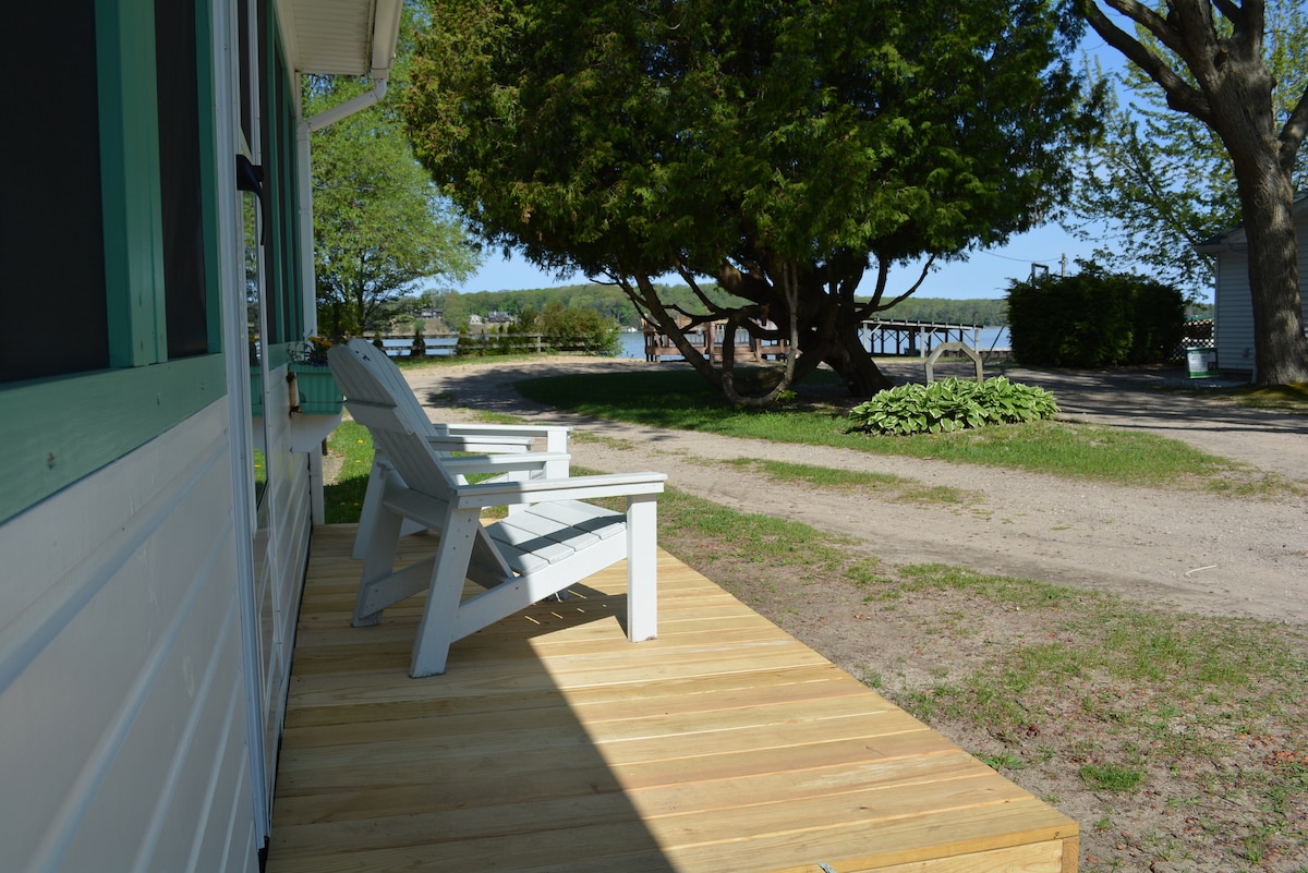 Dove on the Lake, kayaks and Paddle board w/rental