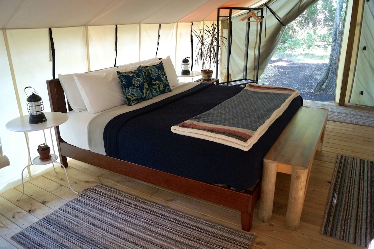 柳树-带加大双人床和日式床垫的野生动物园帐篷