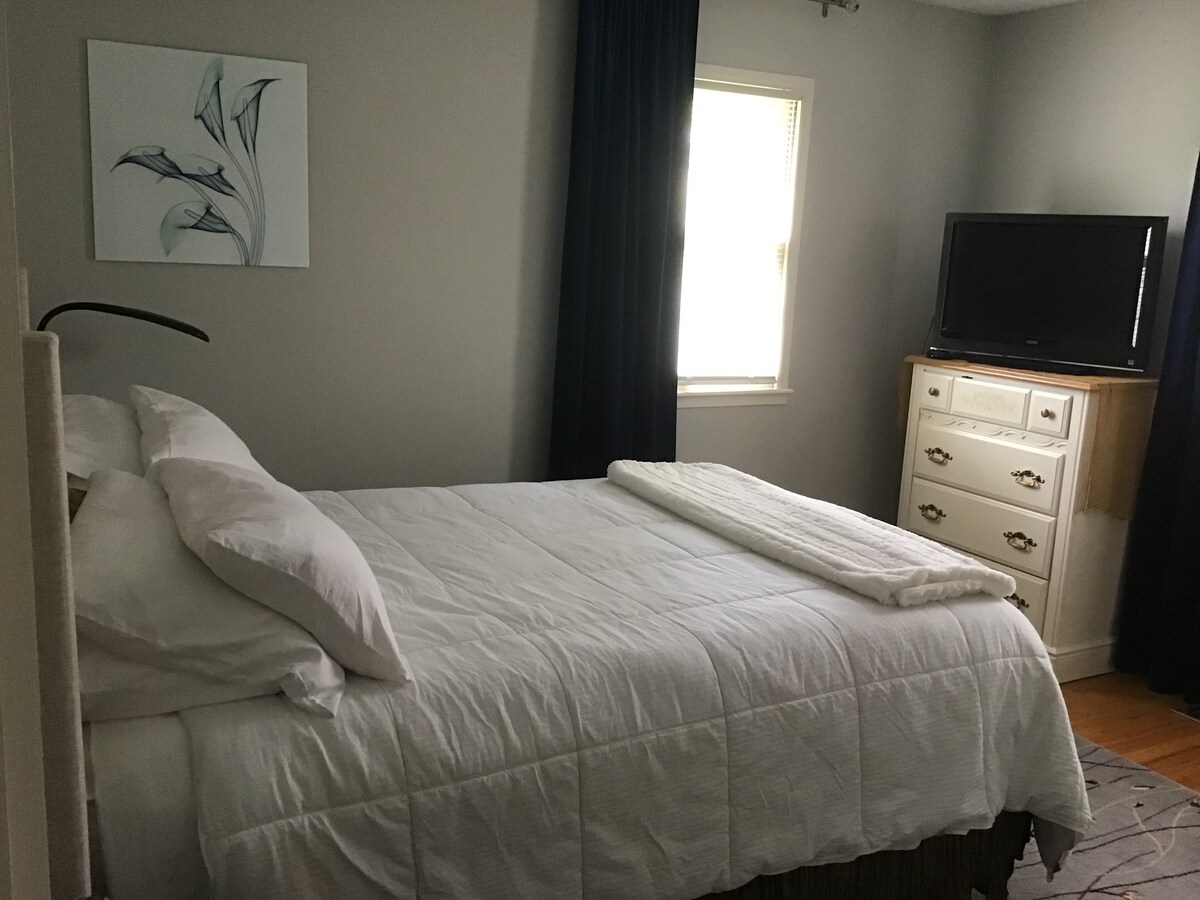 Comfy cozy clean and close to KU, downtown