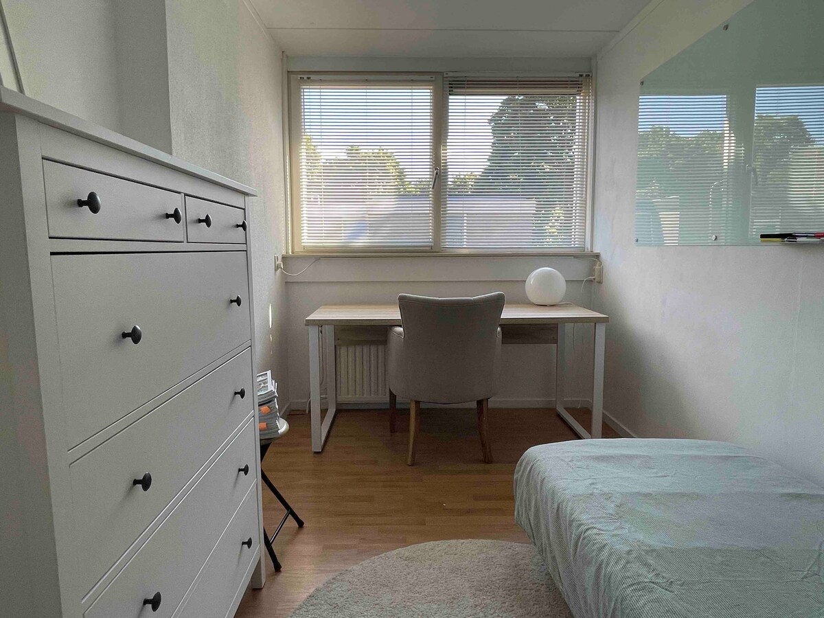 3.配有单人床的独立房间，合住房间。