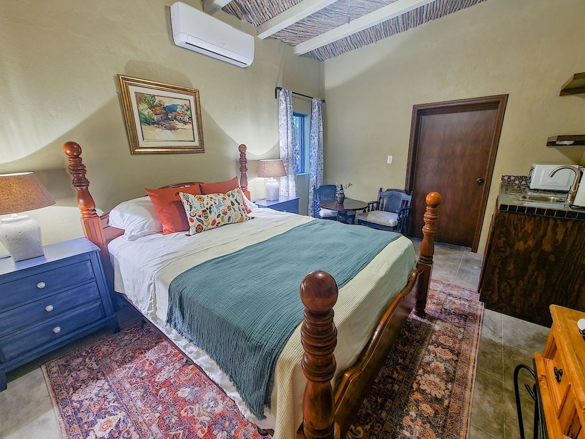 迷人的卧室，带泳池，位于Hacienda La Quinta